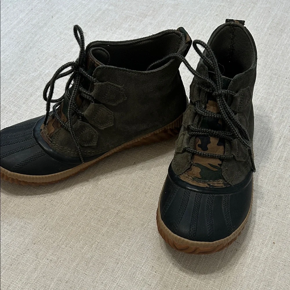 Sorel Out N About Rain Boots Women’s 7.5 Olive Camouflage Suede Ankle Booties